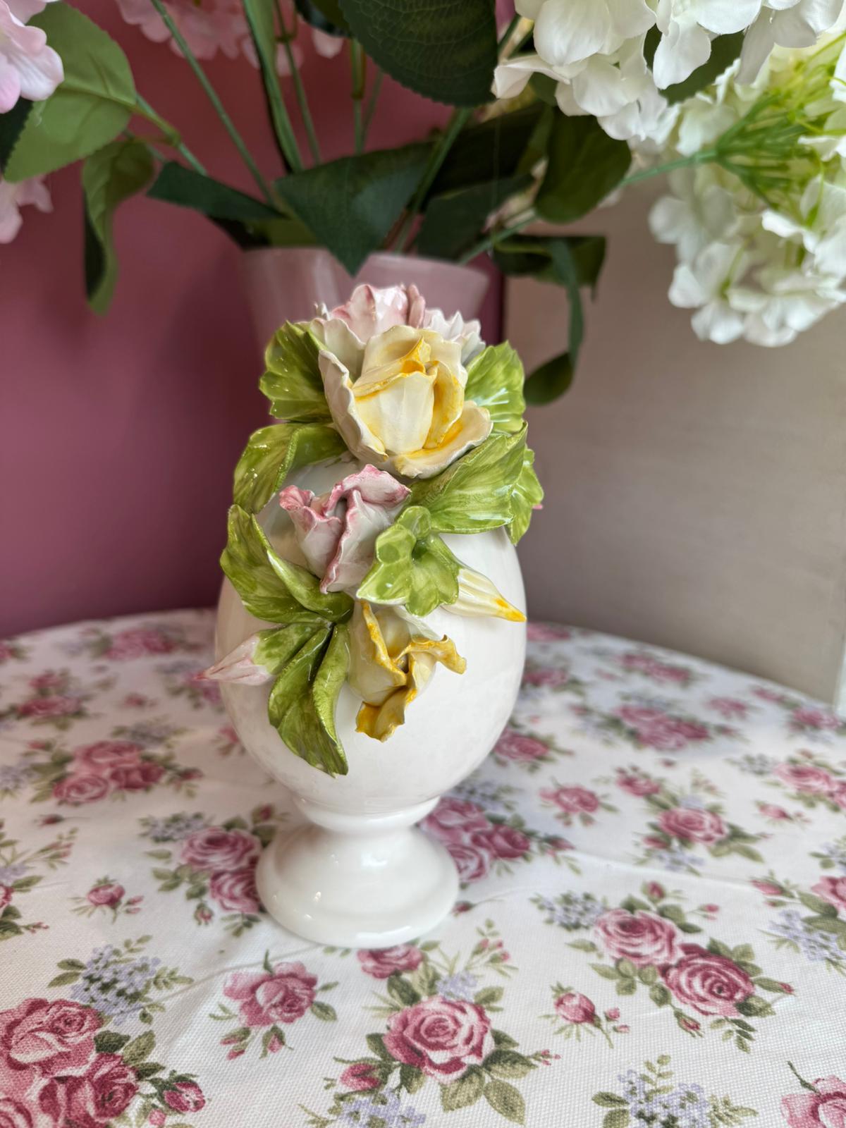 Uovo in porcellana di Capodimonte su base con fiori rosa e gialli - H.20 cm